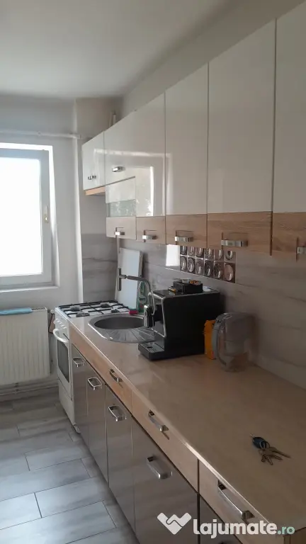 Inchiriez apartament 3 camere cu locuri de parcare central