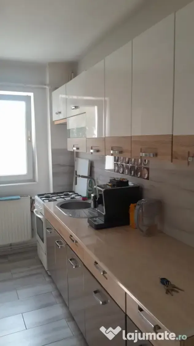 Inchiriez apartament 3 camere cu locuri de parcare central