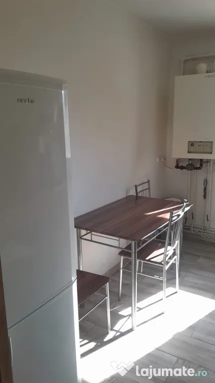 Inchiriez apartament 3 camere cu locuri de parcare central