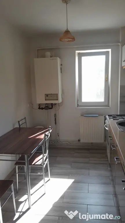 Inchiriez apartament 3 camere cu locuri de parcare central