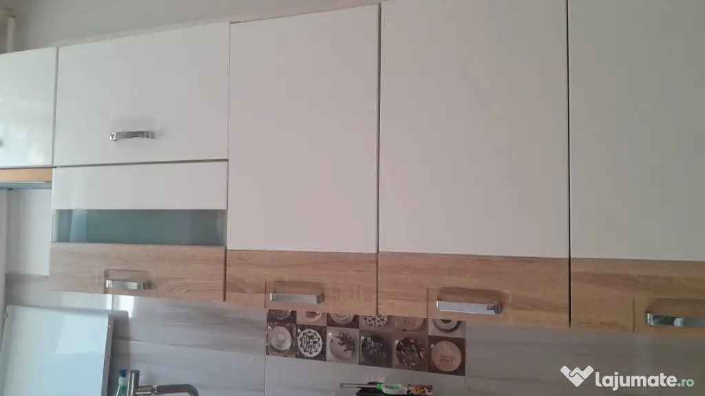 Inchiriez apartament 3 camere cu locuri de parcare central