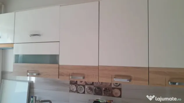 Inchiriez apartament 3 camere cu locuri de parcare central
