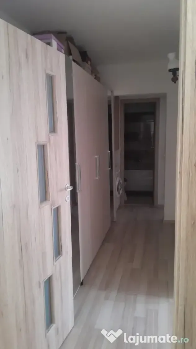 Inchiriez apartament 3 camere cu locuri de parcare central