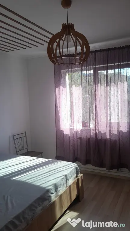 Inchiriez apartament 3 camere cu locuri de parcare central