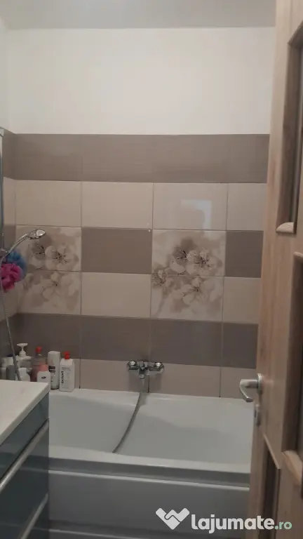 Inchiriez apartament 3 camere cu locuri de parcare central