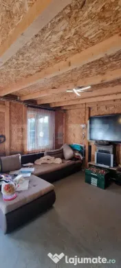 Casa cu 2 corpuri si anexe 