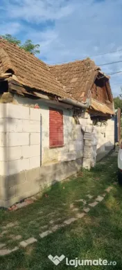 Casa cu 2 corpuri si anexe 