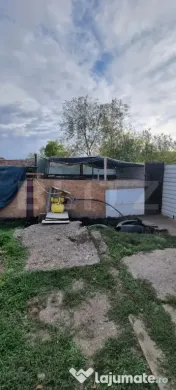 Casa cu 2 corpuri si anexe 