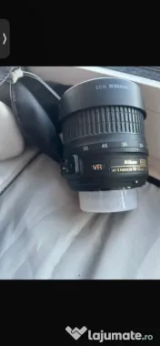 Vând Aparat foto DSLR Model Nikon D3000 + obiectiv Nikon AF-S DX