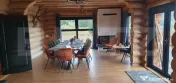 Cabana din bustean masiv si o suprafata de teren de 9000 mp