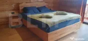 Cabana din bustean masiv si o suprafata de teren de 9000 mp