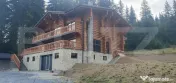 Cabana din bustean masiv si o suprafata de teren de 9000 mp
