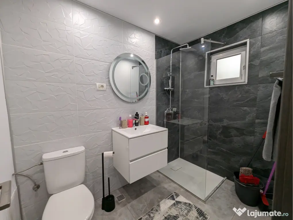 Apartament complet complet renovat și mobilat,
