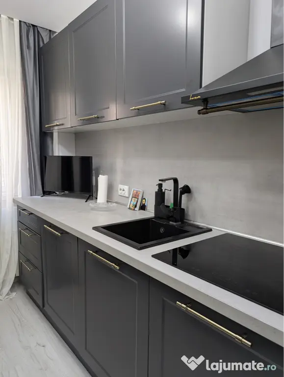 Apartament complet complet renovat și mobilat,