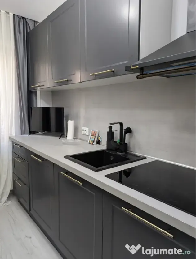 Apartament complet complet renovat și mobilat,