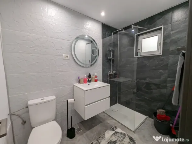 Apartament complet complet renovat și mobilat,