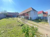 CASĂ CU TEREN GENEROS ȘI PANOURI FOTOVOLTAICE – BLĂJEL 