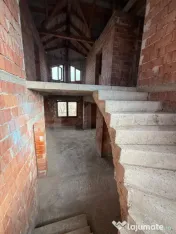 Casa cu 7 camere, 250 mp, zona Mesteacan (Halmeu) 