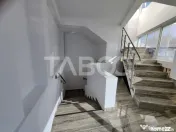 Spatiu comercial cu vitrina pe 3 niveluri cu suprafata utila 