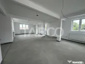 Spatiu comercial cu vitrina pe 3 niveluri cu suprafata utila 
