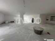 Spatiu comercial cu vitrina pe 3 niveluri cu suprafata utila 