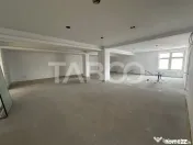 Spatiu comercial cu vitrina pe 3 niveluri cu suprafata utila 