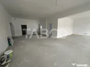 Spatiu comercial cu vitrina pe 3 niveluri cu suprafata utila 