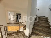Spatiu comercial cu vitrina pe 3 niveluri cu suprafata utila 