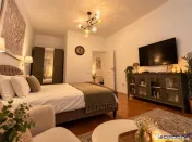 Casa cu 3 apartamente transfer afacere, locuri parcare, Ce