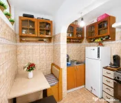 Apartament 2 camere la parter - decomandat - centrala propri 