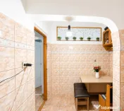 Apartament 2 camere la parter - decomandat - centrala propri 
