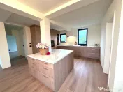 Duplex despartit prin camera tehnica- 5 dormitoare si 3 bai