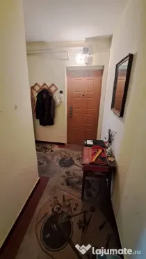Vand apartament cu 2 camere, semidecomandat, etajul 3, 51 mp, str. Galati