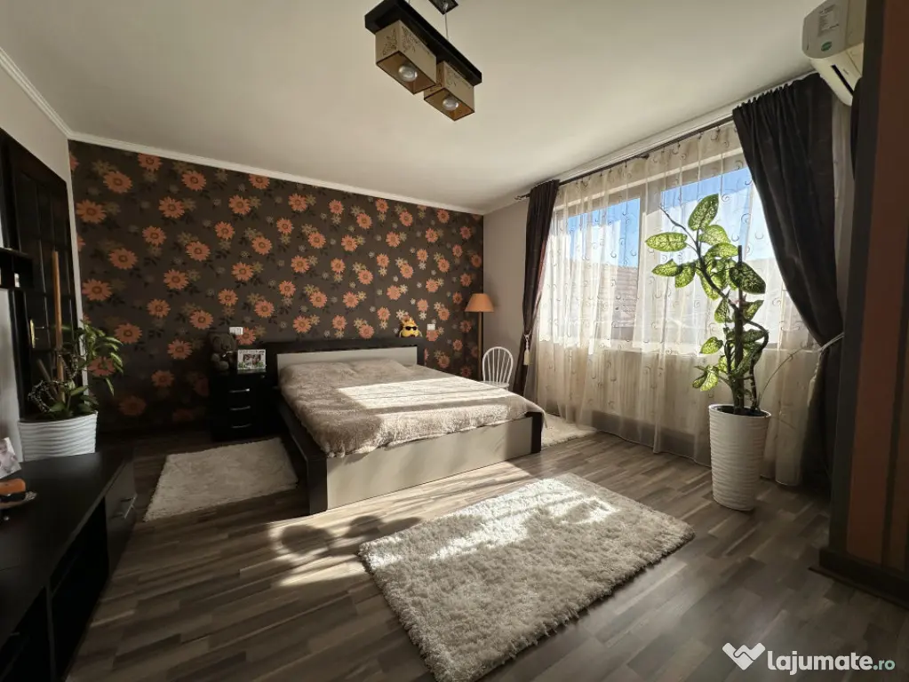 Casa individuală cu 9 camere, 1600 mp teren, 300 mp utili - - Sanandrei (Timis)