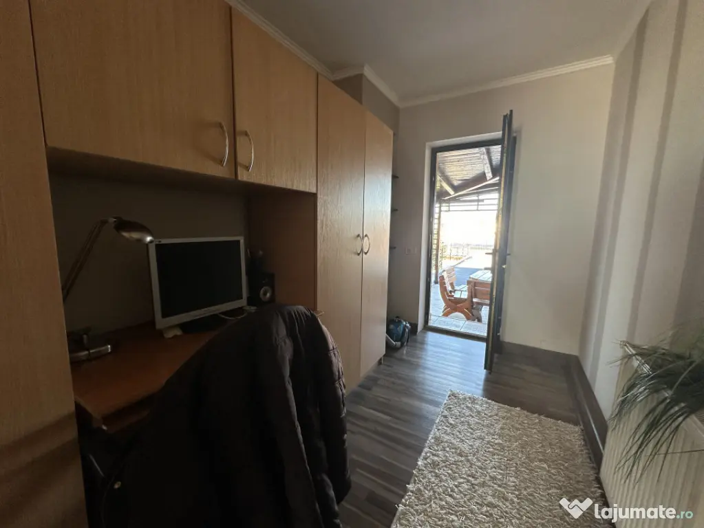 Casa individuală cu 9 camere, 1600 mp teren, 300 mp utili - - Sanandrei (Timis)