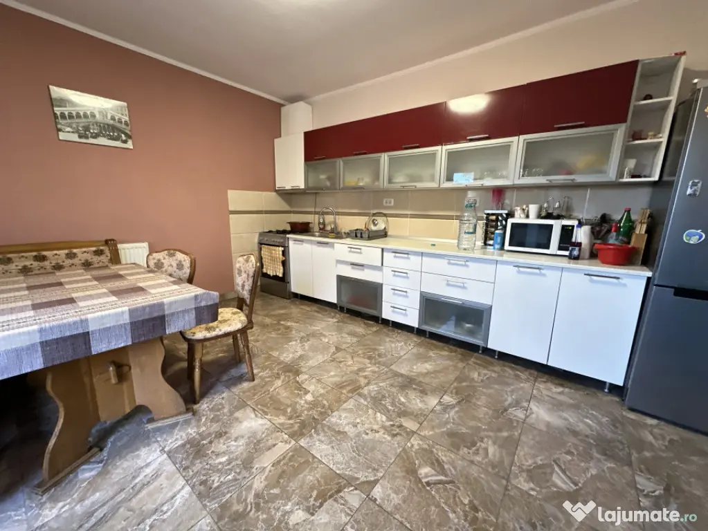 Casa individuală cu 9 camere, 1600 mp teren, 300 mp utili - - Sanandrei (Timis)