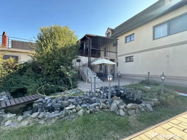 Casa individuală cu 9 camere, 1600 mp teren, 300 mp utili - - Sanandrei (Timis)