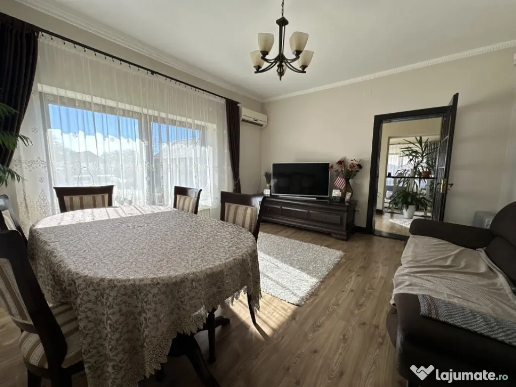 Casa individuală cu 9 camere, 1600 mp teren, 300 mp utili - - Sanandrei (Timis)