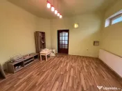 Apartament la curte comuna, 2 camere, 48 mp utili si teren c 