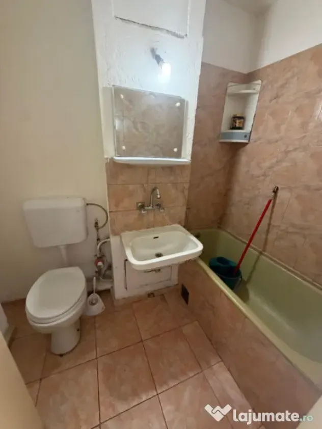 Garsonieră decomandata, 35 mp , etaj 2/4, zona Lapus Arges, - Craiova (Dolj)