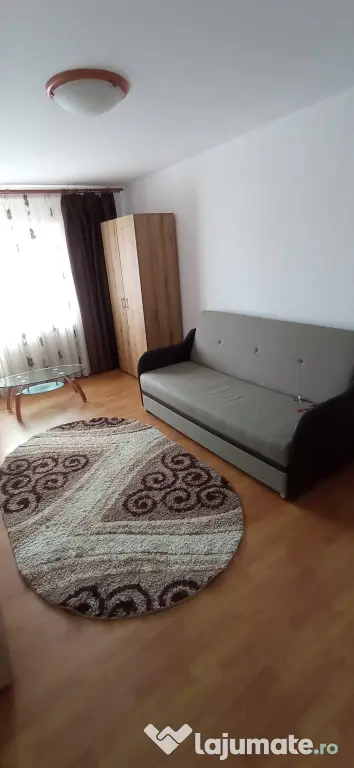 Închiriez apartament