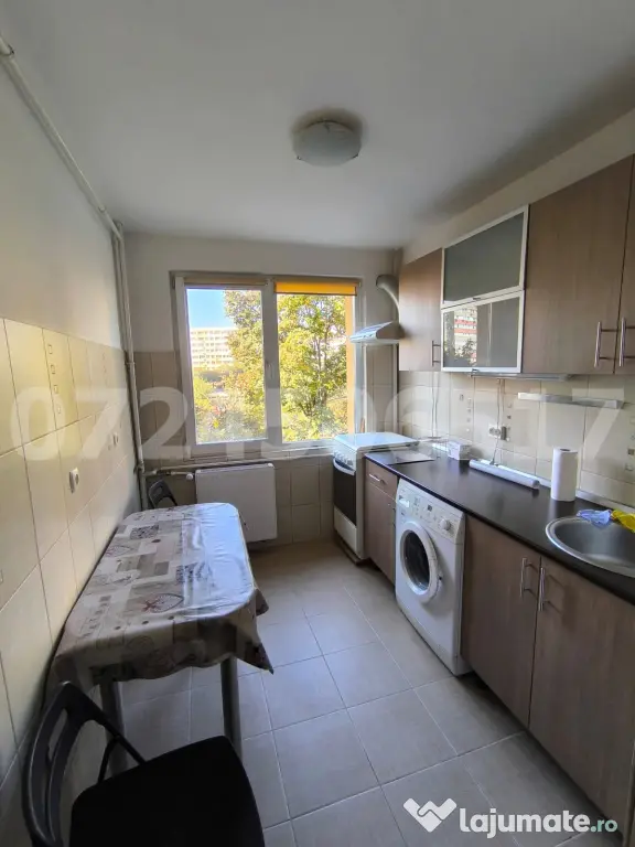 Închiriez apartament decomandat cu 2 camere complet mobilat și utilat