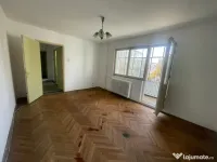 Apartament cu 3 camere, suprafata generoasa, etaj 2/4, zona 