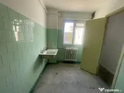 Apartament cu 3 camere, suprafata generoasa, etaj 2/4, zona 