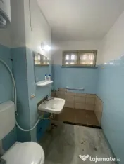 Apartament cu 3 camere, suprafata generoasa, etaj 2/4, zona 