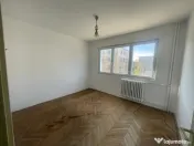 Apartament cu 3 camere, suprafata generoasa, etaj 2/4, zona 