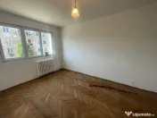 Apartament cu 3 camere, suprafata generoasa, etaj 2/4, zona 