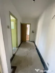 Apartament cu 3 camere, suprafata generoasa, etaj 2/4, zona 