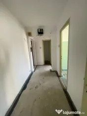 Apartament cu 3 camere, suprafata generoasa, etaj 2/4, zona 
