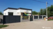 Casă cubistă parter, travertin, tencuială San Marco, 3 băi, teren 454mp
